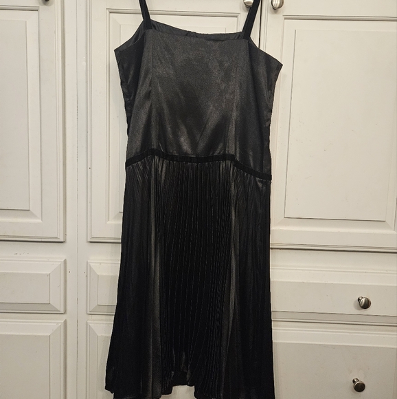 After 5pm, Pleated Dress - Picture 2 of 13